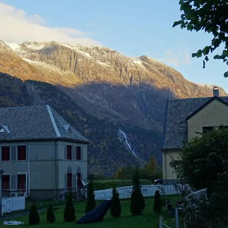 Fjordshelter- Cozy Townhouse Holiday home Tyssedal